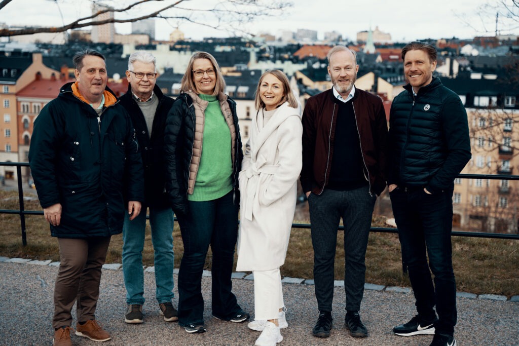 Pyramid Business Studio-konsulter på Wiigdata samlade för en gruppbild med Stockholm i bakgrunden.