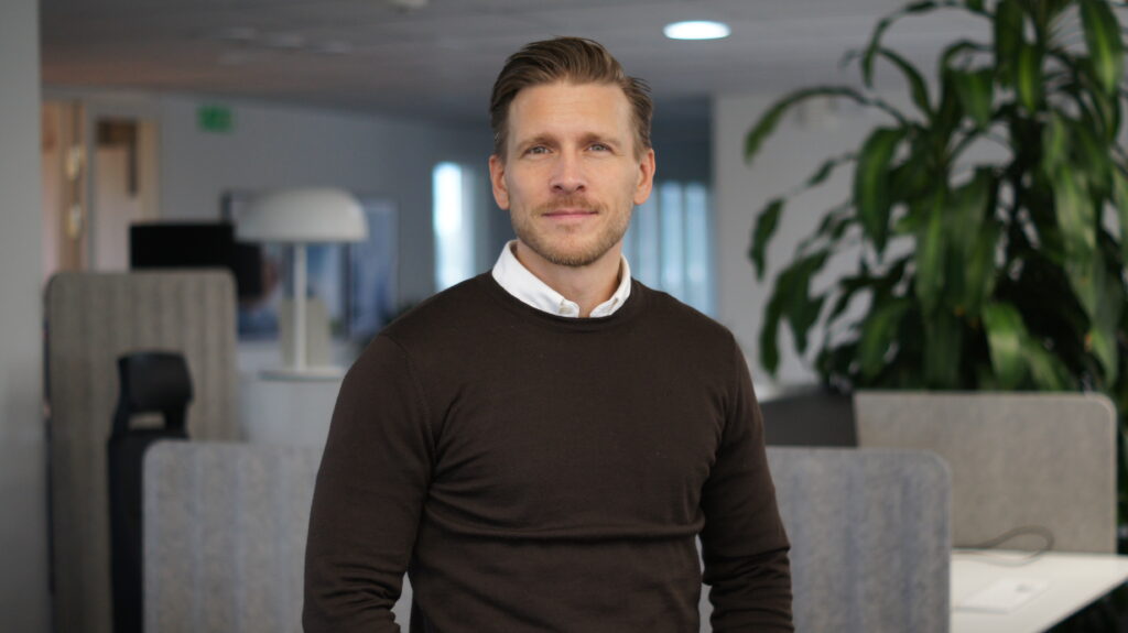 David Bramskog, VD på Wiig Data, står i en modern kontorsmiljö och ser mot kameran, redo att diskutera företagets lösningar inom Pyramid Business Studio.
