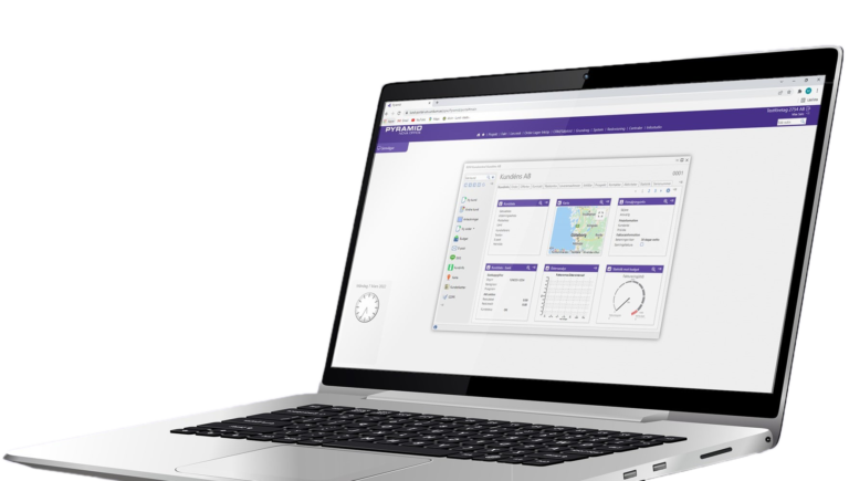 Öppen silverfärgad laptop som visar gränssnittet för affärssystemet Pyramid Hybrid Cloud. Wiig Data erbjuder IT-tjänster för en trygg och stabil arbetsvardag.